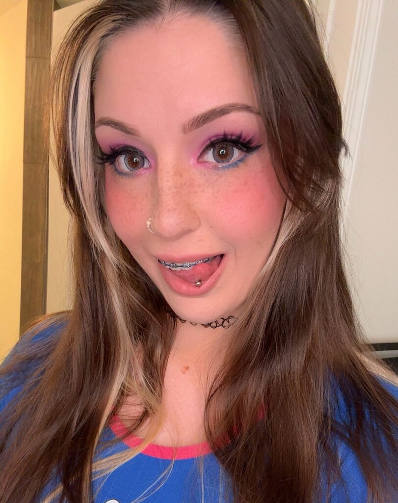 Heatherbby is an American film actress, model, and social media influencer who has successfully built a multi-platform career in the digital entertainment industry.