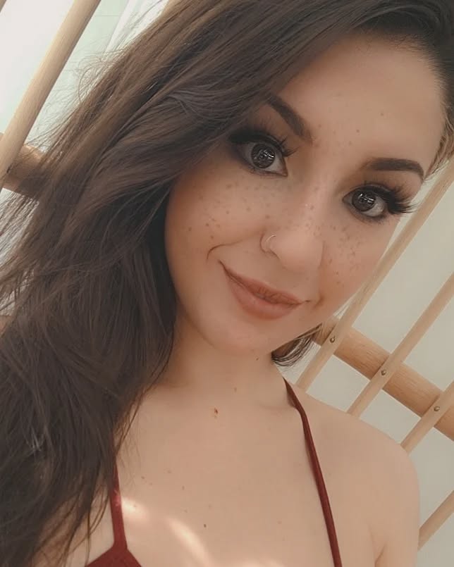 Heatherbby is an American film actress, model, and social media influencer who has successfully built a multi-platform career in the digital entertainment industry.